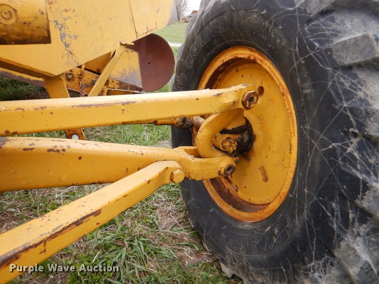 image for item IQ9263 1960 Caterpillar 12 Series E  rigid frame motor grader