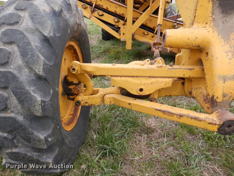 image for item IQ9263 1960 Caterpillar 12 Series E  rigid frame motor grader