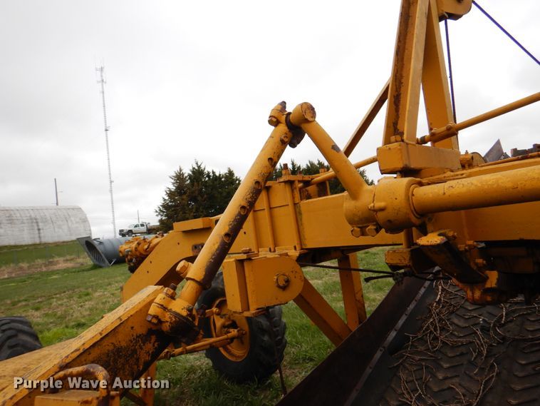 image for item IQ9263 1960 Caterpillar 12 Series E  rigid frame motor grader