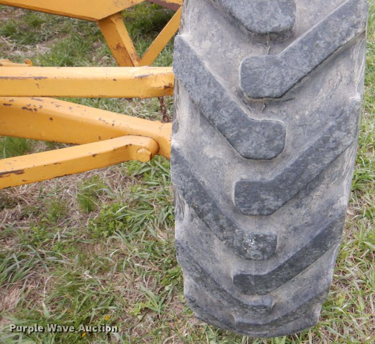 image for item IQ9263 1960 Caterpillar 12 Series E  rigid frame motor grader