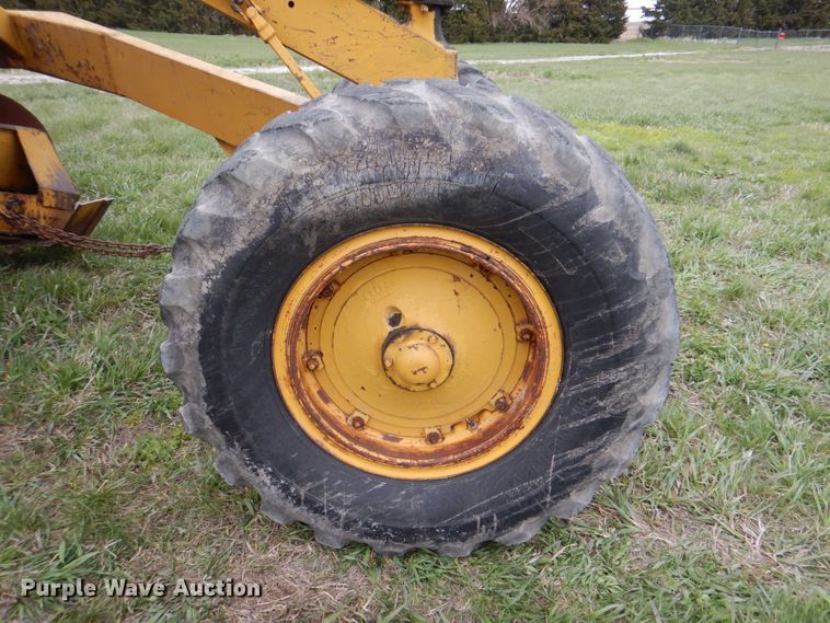 image for item IQ9263 1960 Caterpillar 12 Series E  rigid frame motor grader