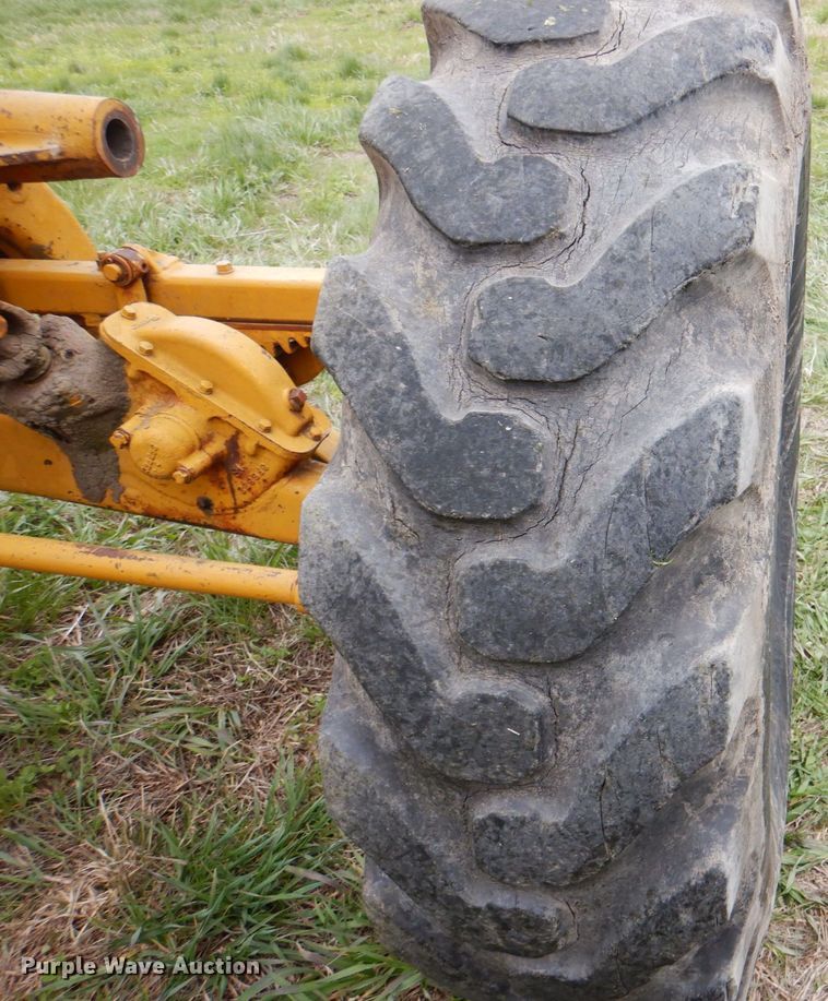 image for item IQ9263 1960 Caterpillar 12 Series E  rigid frame motor grader