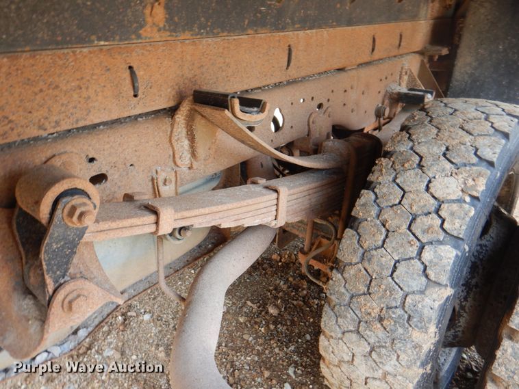 image for item IQ9286 2004 Ford F550  dump flatbed truck