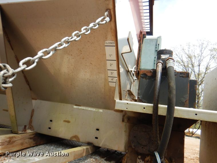 image for item IQ9286 2004 Ford F550  dump flatbed truck