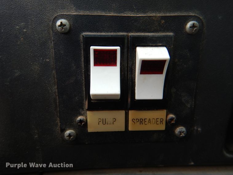 image for item IQ9286 2004 Ford F550  dump flatbed truck