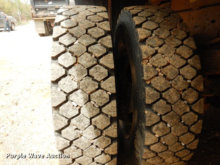 image for item IQ9286 2004 Ford F550  dump flatbed truck