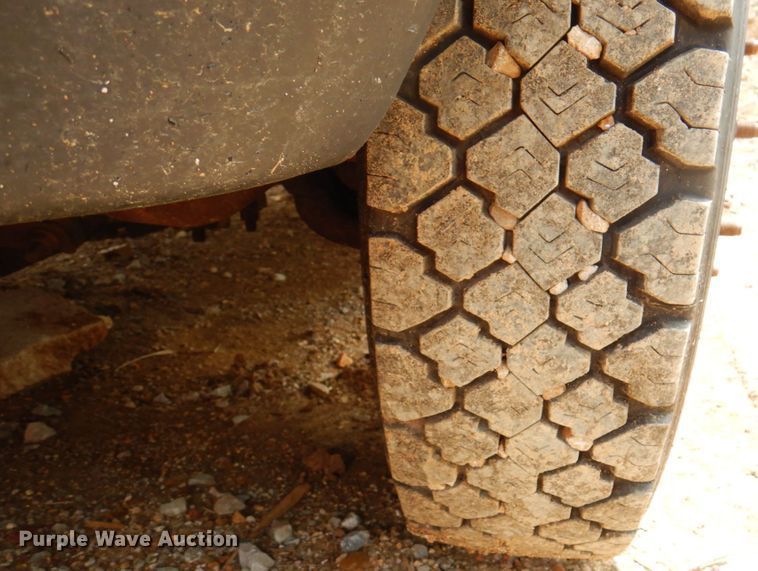 image for item IQ9286 2004 Ford F550  dump flatbed truck