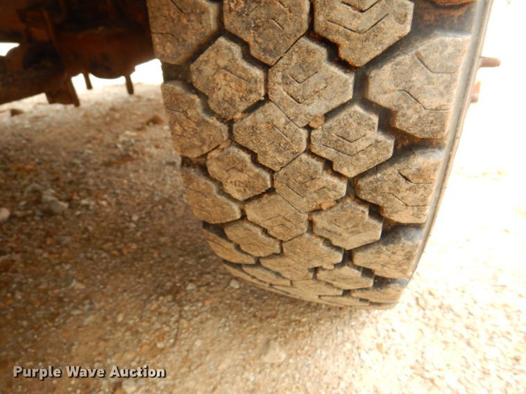 image for item IQ9286 2004 Ford F550  dump flatbed truck