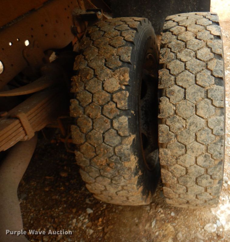 image for item IQ9286 2004 Ford F550  dump flatbed truck