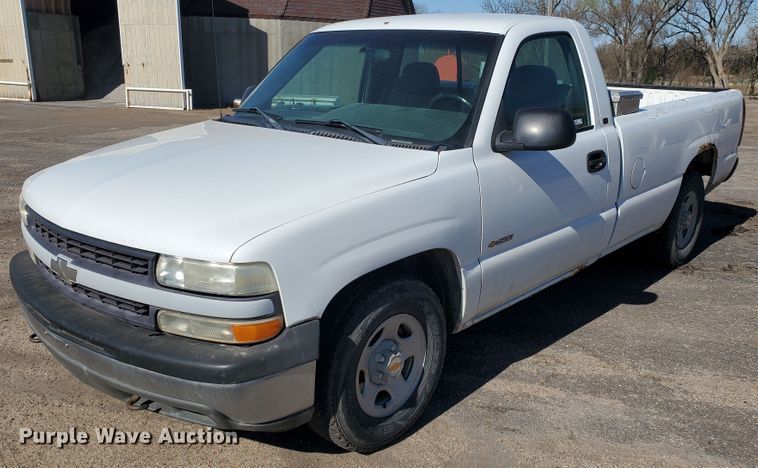 image for item IT9809 2000 Chevrolet Silverado 1500  pickup truck
