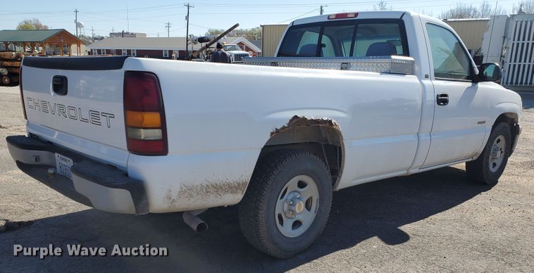 image for item IT9809 2000 Chevrolet Silverado 1500  pickup truck