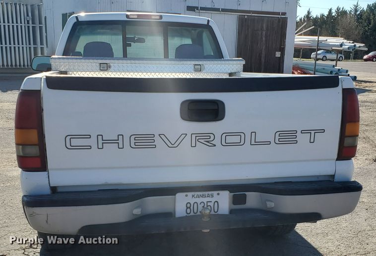image for item IT9809 2000 Chevrolet Silverado 1500  pickup truck
