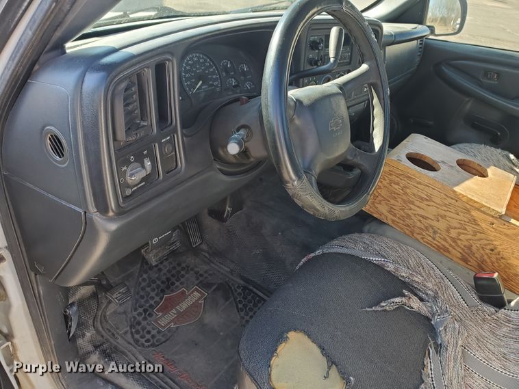 image for item IT9809 2000 Chevrolet Silverado 1500  pickup truck