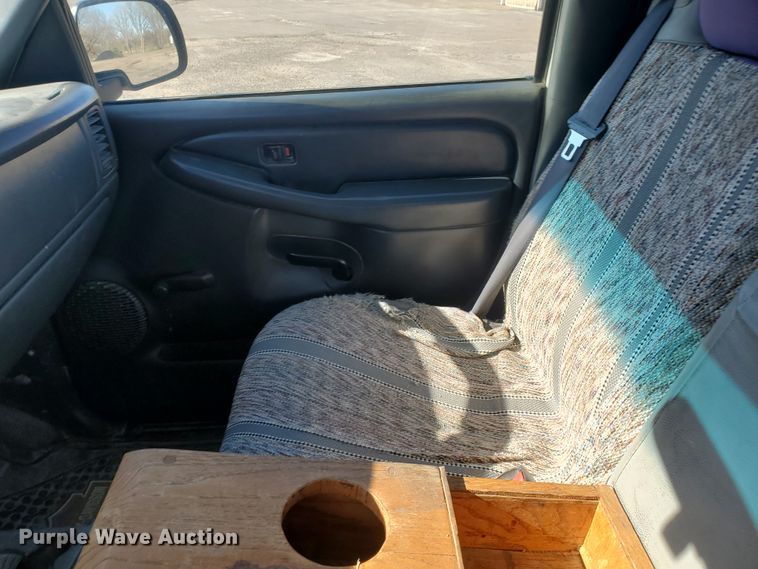 image for item IT9809 2000 Chevrolet Silverado 1500  pickup truck