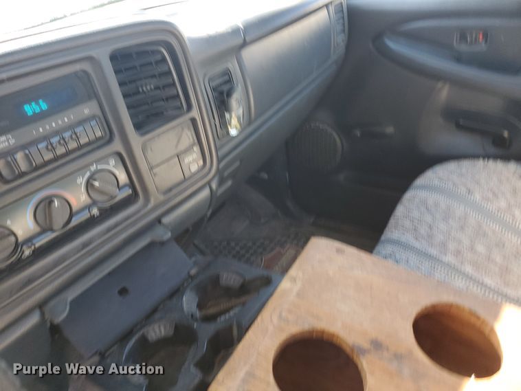 image for item IT9809 2000 Chevrolet Silverado 1500  pickup truck