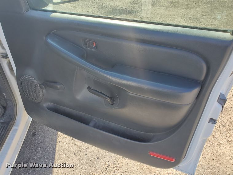 image for item IT9809 2000 Chevrolet Silverado 1500  pickup truck