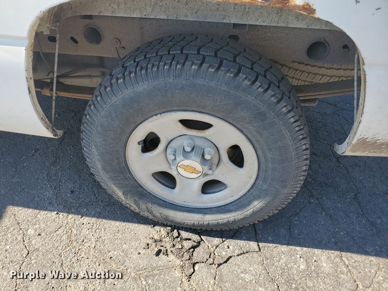 image for item IT9809 2000 Chevrolet Silverado 1500  pickup truck