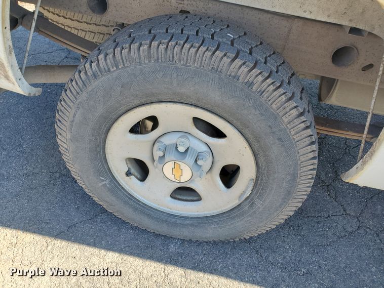 image for item IT9809 2000 Chevrolet Silverado 1500  pickup truck