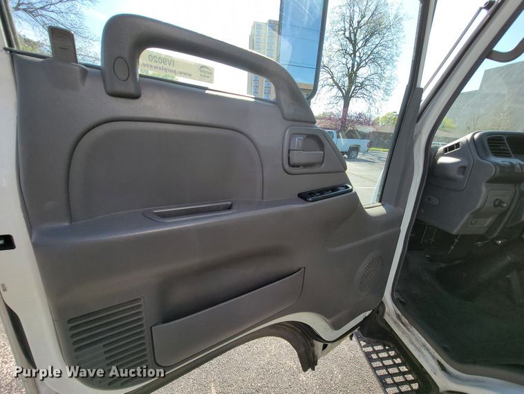 image for item IV9020 2001 Isuzu NPR  box truck