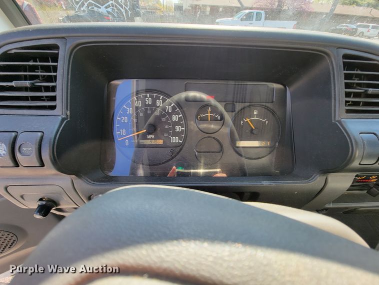 image for item IV9020 2001 Isuzu NPR  box truck