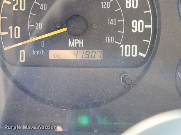 image for item IV9020 2001 Isuzu NPR  box truck