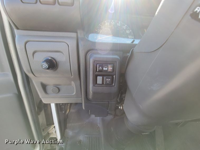 image for item IV9020 2001 Isuzu NPR  box truck