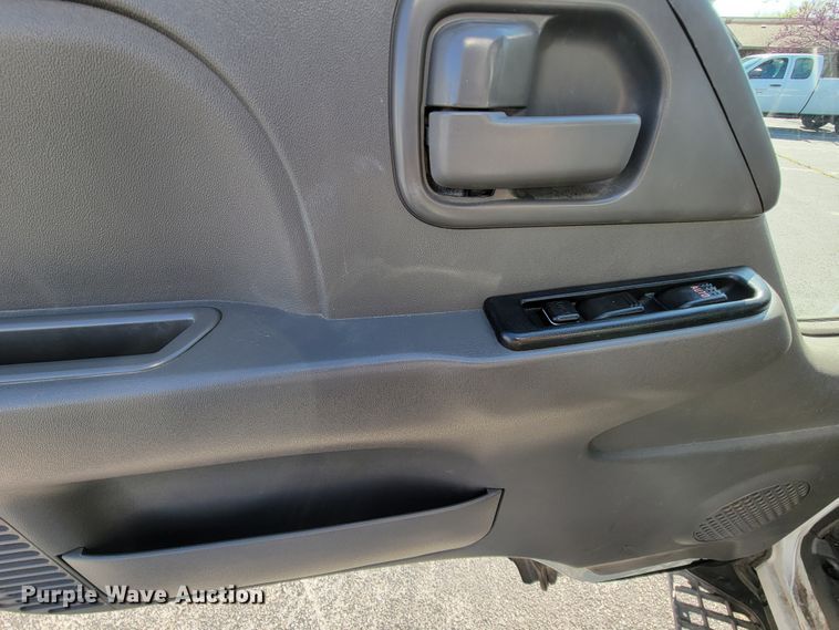 image for item IV9020 2001 Isuzu NPR  box truck