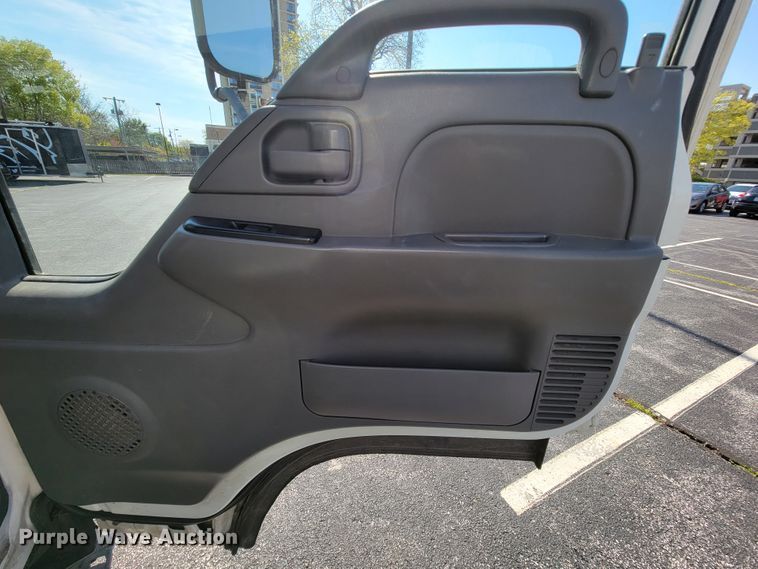 image for item IV9020 2001 Isuzu NPR  box truck