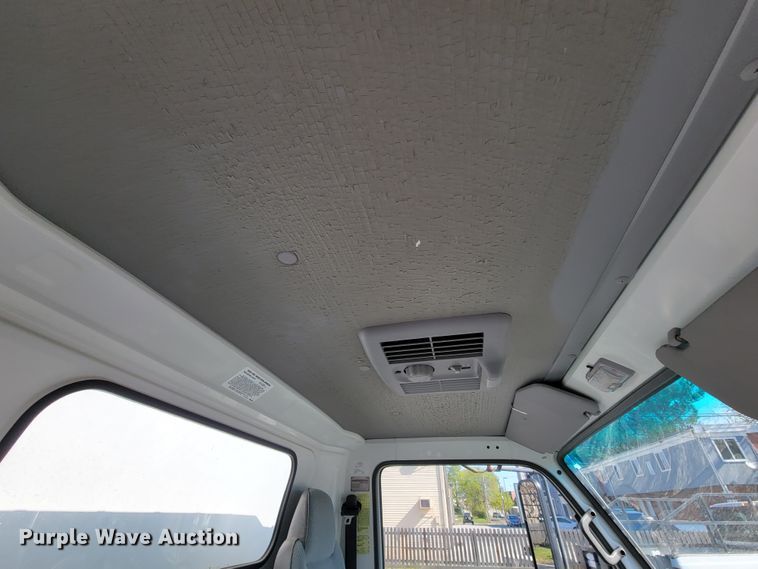 image for item IV9020 2001 Isuzu NPR  box truck