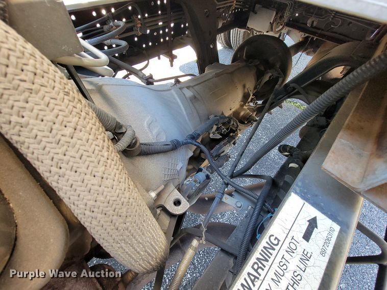 image for item IV9020 2001 Isuzu NPR  box truck