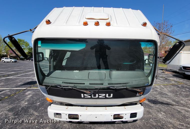 image for item IV9020 2001 Isuzu NPR  box truck