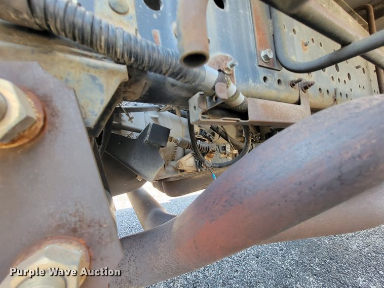 image for item IV9020 2001 Isuzu NPR  box truck