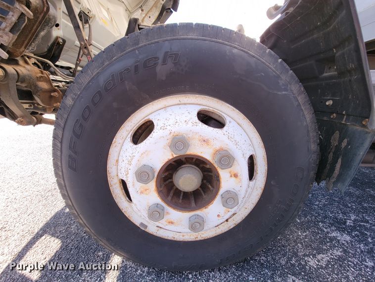 image for item IV9020 2001 Isuzu NPR  box truck