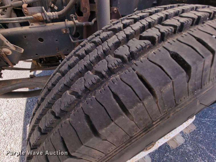 image for item IV9020 2001 Isuzu NPR  box truck