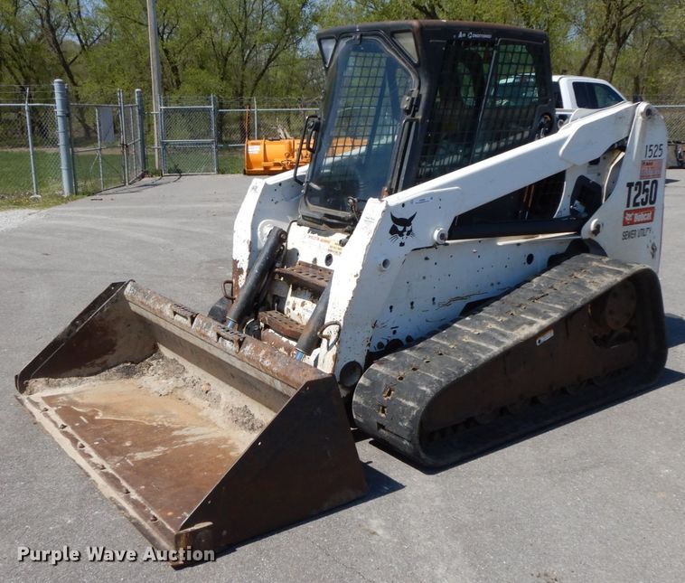 image for item IX9489 2008 Bobcat T250  tracked skid steer loader