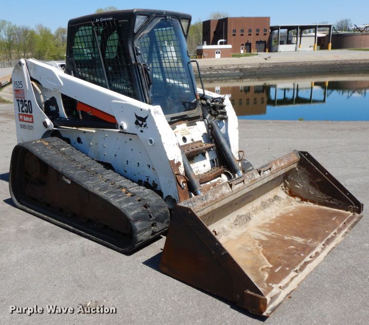 image for item IX9489 2008 Bobcat T250  tracked skid steer loader