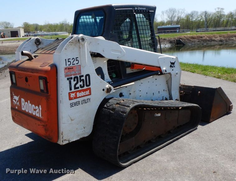 image for item IX9489 2008 Bobcat T250  tracked skid steer loader
