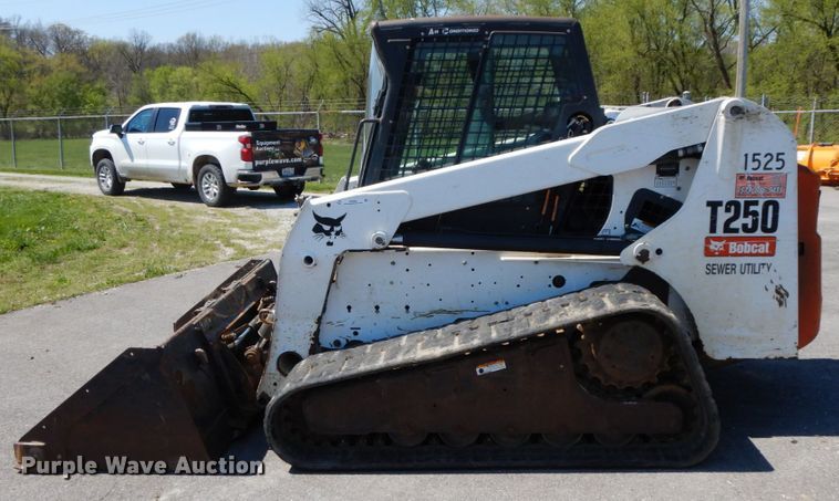 image for item IX9489 2008 Bobcat T250  tracked skid steer loader