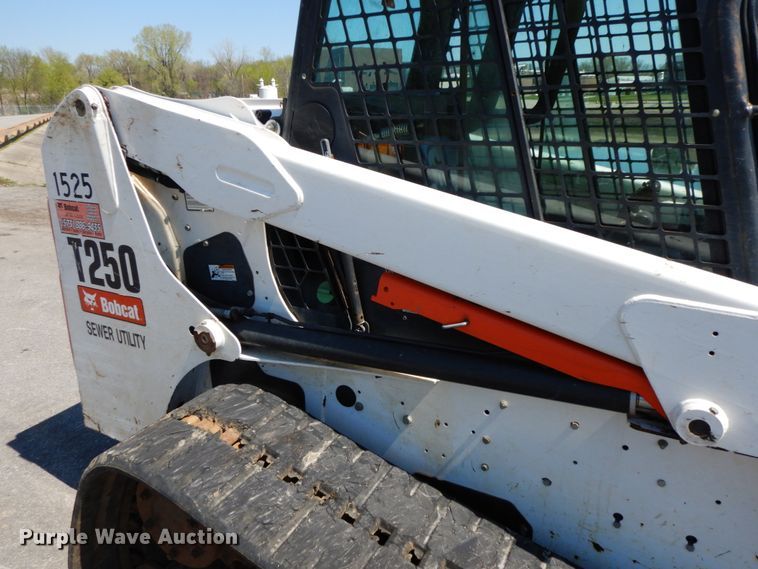 image for item IX9489 2008 Bobcat T250  tracked skid steer loader