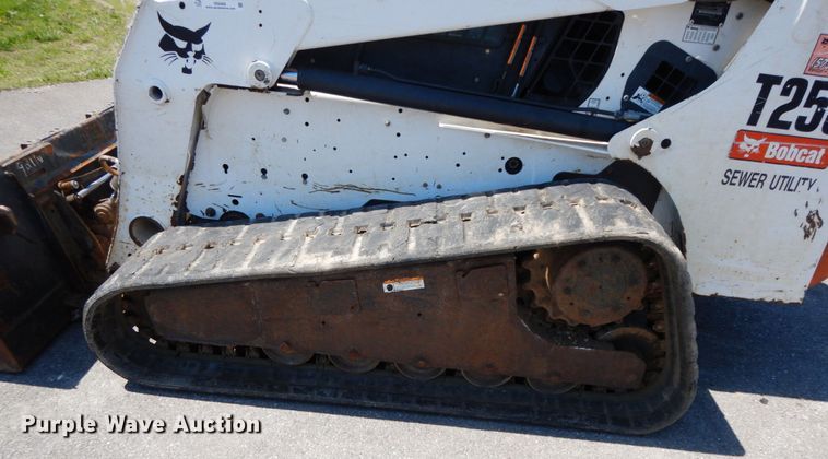 image for item IX9489 2008 Bobcat T250  tracked skid steer loader