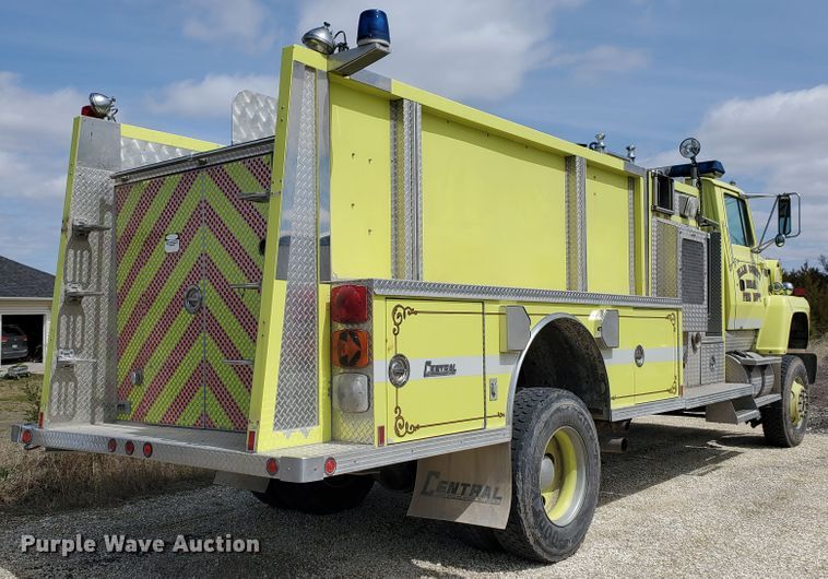 image for item IX9798 1995 Ford L8000  pumper fire truck