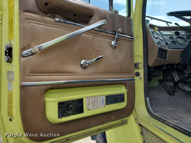 image for item IX9798 1995 Ford L8000  pumper fire truck