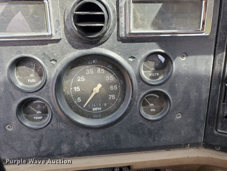 image for item IX9798 1995 Ford L8000  pumper fire truck