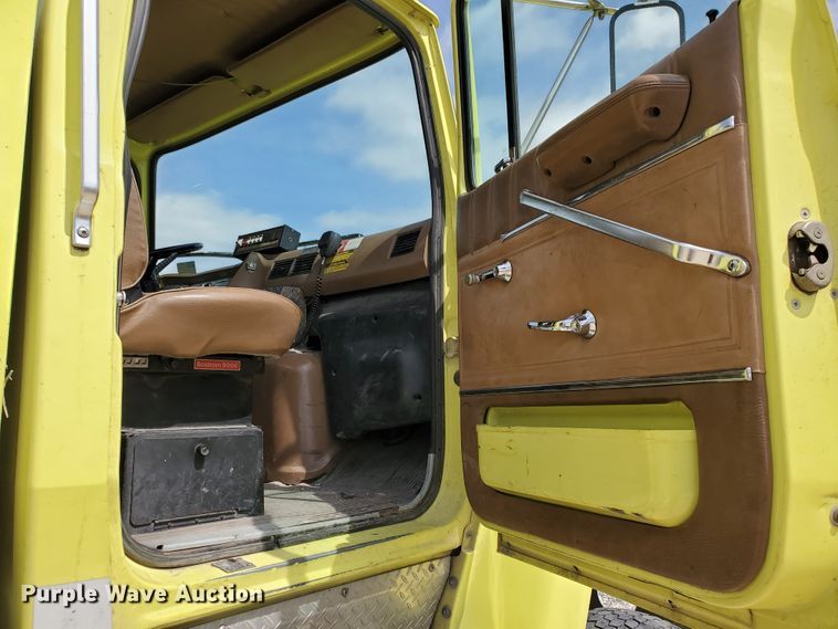 image for item IX9798 1995 Ford L8000  pumper fire truck