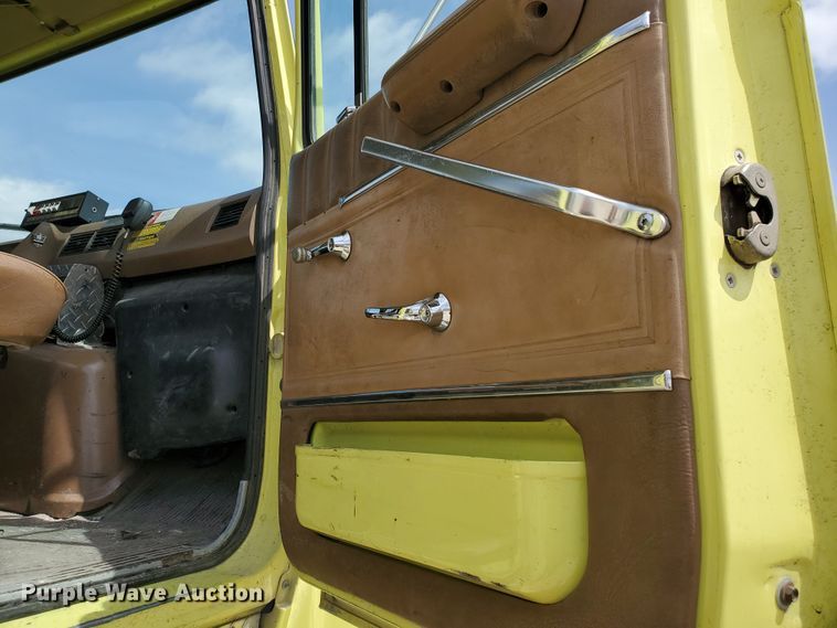 image for item IX9798 1995 Ford L8000  pumper fire truck