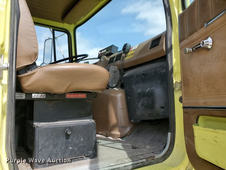 image for item IX9798 1995 Ford L8000  pumper fire truck