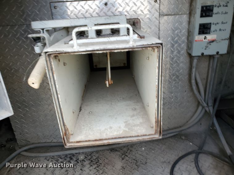 image for item IX9798 1995 Ford L8000  pumper fire truck