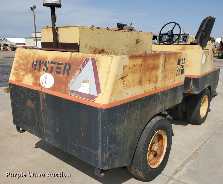 image for item IX9872 Hyster C530A  pneumatic roller