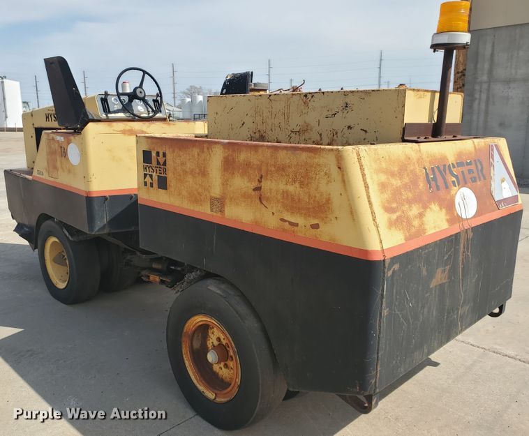 image for item IX9872 Hyster C530A  pneumatic roller