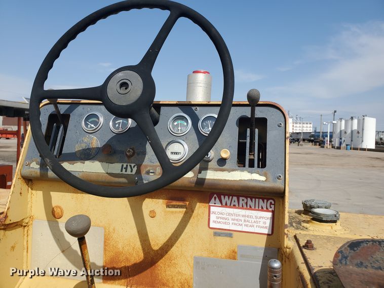 image for item IX9872 Hyster C530A  pneumatic roller